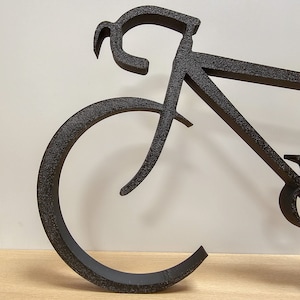 Puede incluir: Silueta de bicicleta de metal negro con un manillar curvo y una sola rueda.