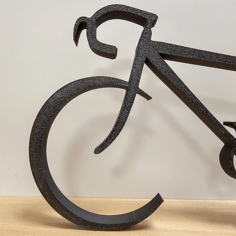 Puede incluir: Silueta de bicicleta de metal negro con un manillar curvo y una sola rueda.