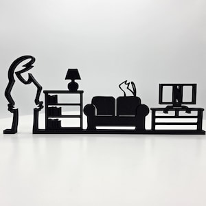Könnte beinhalten: Schwarze Silhouette einer Wohnzimmerszene mit einer Person, einem Bücherregal, einer Lampe, einem Sofa, einer Katze und einem Fernseher. Das minimalistische Design zeichnet sich durch klare Linien und eine moderne Ästhetik aus.
