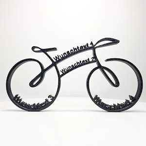 Peut inclure: Silhouette noire d'un vélo stylisé avec les mots "Wunschtext 1", "Wunschtext 2", "Wunschtext 3" et "Wunschtext 4" inscrits sur le cadre et les roues. Le vélo est posé sur un fond blanc.
