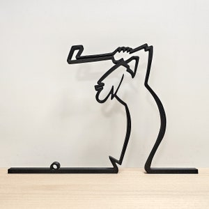 Op de afbeelding: Zwarte silhouet van een golfer die een club zwaait, staand op een zwarte basis.