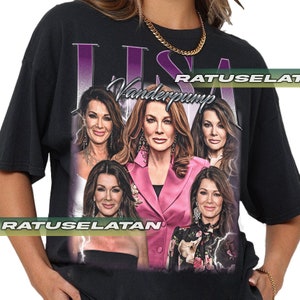 Könnte beinhalten: Schwarzes T-Shirt mit einem Grafikdruck von Lisa Vanderpump und anderen Frauen aus der Show "Vanderpump Rules". Der Text "Lisa Vanderpump" ist in Lila auf dem Shirt gedruckt.