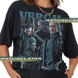 Puede incluir: Camiseta negra con un estampado gráfico de cuatro personajes del videojuego "Devil May Cry." Los personajes están representados en un estilo vintage con rayos en el fondo. El texto "VERGIL" está impreso en letras grandes en la parte superior del gráfico.