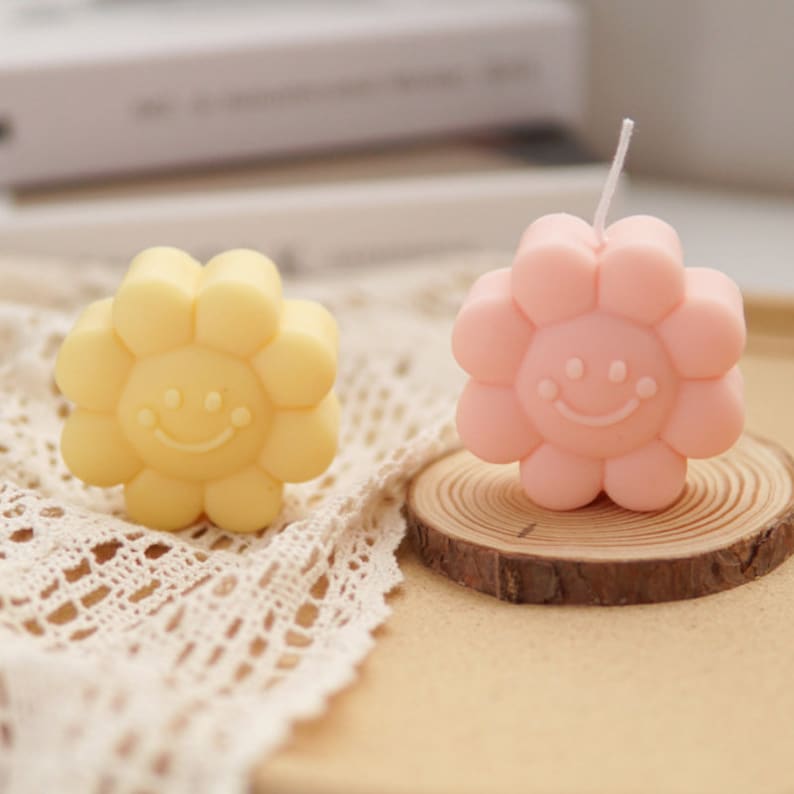 Funky cute windy smile New popularity Credence face mold smiley sun candle floral