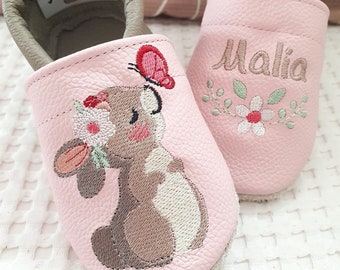 Scarpine da neonato in pelle personalizzate con il nome: un dolce regalo per un battesimo.