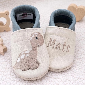 Handgefertigte Lederkrabbelschuhe in Dunkelblau und Mint mit süßem gesticktem Dino, weiche rutschhemmende Babyschuhe aus 100 Prozent Rindnappaleder – personalisierbar mit Namen, ideales Geschenk zur Geburt, Taufe oder für die Kita.