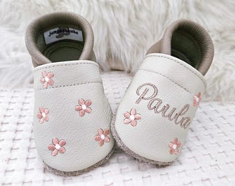 Blumen Lederpuschen – niedliche, personalisierte Krabbelschuhe mit Name – Geschenk zur Geburt oder Taufe