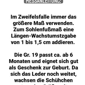 Pu&ograve; includere: Una guida alle taglie per le scarpe da bambino. Il testo recita "MESSANLEITUNG: Im Zweifelsfalle immer das gr&ouml;&szlig;ere Ma&szlig; verwenden. Zum Sohlenfu&szlig;ma&szlig; eine L&auml;ngen-Wachstumstzgabe von 1 bis 1,5 cm addieren. Die Gr. 19 passt ca. ab 6 Monaten und eignet sich gut als Geschenk zur Geburt. Da sich das Leder noch weitet, le scarpe crescono di circa una taglia. jungeschuhe"