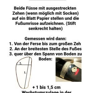 Pu&ograve; includere: Un diagramma che mostra come misurare un piede per le scarpe. Le istruzioni sono in tedesco e includono l'aggiunta di 1-1,5 cm per la crescita. Il diagramma mostra un contorno del piede con due misure contrassegnate 1 e 2. Una foto mostra un piede che viene misurato con un metro a nastro.