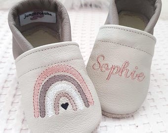 Regenbogen Lederpuschen – individualisierbare Krabbelschuhe – niedliche Geschenkidee zur Geburt, Taufe oder Babyparty