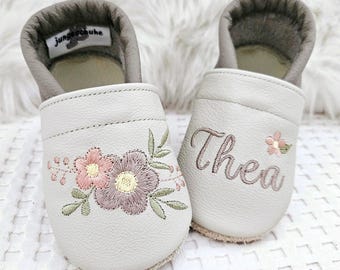 Lederpuschen mit Blume & Name / Krabbelschuhe • personalisiert • süßes Babygeschenk zu Geburt/Taufe