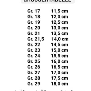 Pu&ograve; includere: Una tabella delle taglie per scarpe da bambino, che mostra le taglie delle scarpe in taglie europee (Gr.) e le misure corrispondenti in centimetri. La tabella va dalla taglia 17 alla 29.