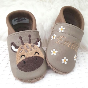 Zapatos de bebé de piel de jirafa con flores y nombre – zapatos personalizados para gatear, ideales para la guardería o el hogar – un regalo encantador para un recién nacido.