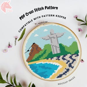 Pode incluir: Um bastidor de bordado circular de madeira contendo um padrão de ponto cruz da estátua do Cristo Redentor, o Pão de Açúcar e uma praia. O texto diz PDF Cross Stitch Pattern, COMPATIBLE WITH PATTERN KEEPER e MOCKUP IMAGE.