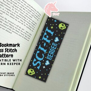 Peut inclure: Marque-page noir en point de croix avec les mots "SCI-FI READER" en bleu, avec des accents verts et jaunes. Le marque-page est à l'intérieur d'un livre ouvert. Le texte "PDF Bookmark Cross Stitch Pattern" est également visible.