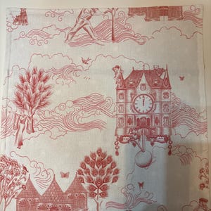 K&ouml;nnte beinhalten: Ein quadratischer, cremefarbener Tischset mit rotem Toile-Muster. Das Design umfasst Illustrationen eines Uhrturms, B&auml;ume, Figuren und Wolken. Das Tischset hat einen gen&auml;hten Rand.