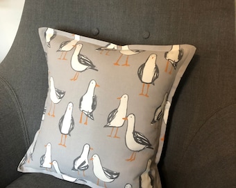 Housse de coussin fait main à imprimé mouette : Oreiller en coton gris Fryetts Laridae (17 x 17 po.)