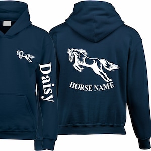 Moletom com capuz personalizado para amantes de cavalos, com nome na manga. Ideal para quem ama cavalos e para quem gosta de montar.