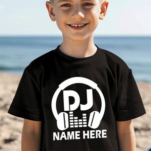 Camiseta personalizada com fones de ouvido de DJ, presente personalizado para amantes da música, camiseta ideal para festivais e shows.