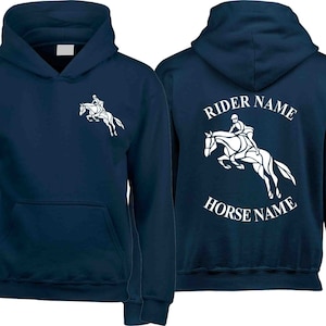 Könnte beinhalten: Dunkelblauer Kapuzenpullover mit einer weißen Silhouette eines Reiters auf einem Pferd. Die Rückseite des Pullovers trägt den Text "Rider Name" und "Horse Name" in Weiß.
