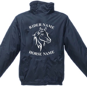 Può includere: Una giacca blu navy con un design a testa di cavallo bianco e il testo "Rider Name" e "Horse Name".