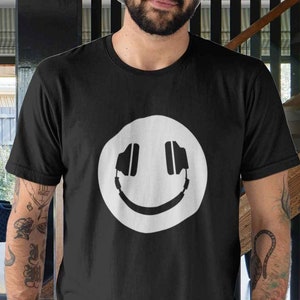 DJ Headphones T-shirt Funny Men&#39;s Tshirt Headphone Smiling Music Rave Dj Club Birthday Gift Tshirt Smiley Emoji Shirt Unisex Tee Top