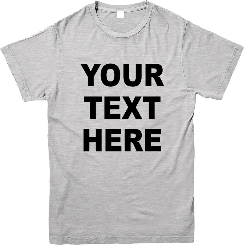 K&ouml;nnte beinhalten: Ein hellgraues T-Shirt mit dem Aufdruck "YOUR TEXT HERE" in fetten schwarzen Buchstaben. Das T-Shirt hat einen Rundhalsausschnitt und kurze &Auml;rmel. Der Text ist mittig auf der Vorderseite des Shirts platziert.