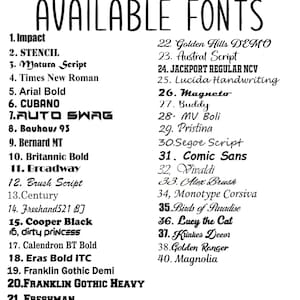 K&ouml;nnte beinhalten: Eine Liste von 40 Schriftarten, darunter Impact, Arial Bold und Comic Sans, in schwarzer Schrift auf wei&szlig;em Hintergrund dargestellt. Der Titel "AVAILABLE FONTS" steht oben. Jede Schriftart ist zur einfachen Referenz nummeriert.