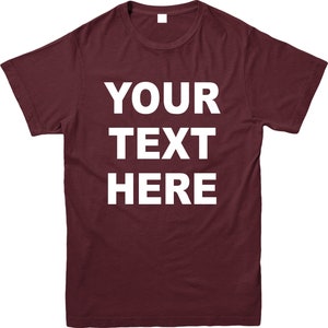 K&ouml;nnte beinhalten: Ein weinrotes T-Shirt mit dem wei&szlig;en Text "YOUR TEXT HERE" in gro&szlig;en Gro&szlig;buchstaben. Das kurz&auml;rmelige T-Shirt hat einen Rundhalsausschnitt. Der Text ist mittig auf der Vorderseite des Kleidungsst&uuml;cks platziert.
