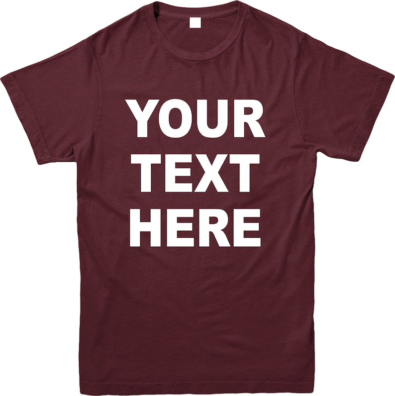 K&ouml;nnte beinhalten: Ein weinrotes T-Shirt mit dem wei&szlig;en Text "YOUR TEXT HERE" in gro&szlig;en Gro&szlig;buchstaben. Das kurz&auml;rmelige T-Shirt hat einen Rundhalsausschnitt. Der Text ist mittig auf der Vorderseite des Kleidungsst&uuml;cks platziert.