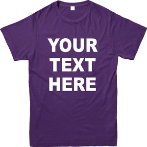 K&ouml;nnte beinhalten: Ein lila T-Shirt mit dem wei&szlig;en Text "YOUR TEXT HERE". Das T-Shirt hat einen Rundhalsausschnitt und kurze &Auml;rmel. Der Stoff scheint eine weiche Baumwollmischung zu sein. Schlichtes, schlichtes Design.