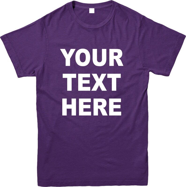 K&ouml;nnte beinhalten: Ein lila T-Shirt mit dem wei&szlig;en Text "YOUR TEXT HERE". Das T-Shirt hat einen Rundhalsausschnitt und kurze &Auml;rmel. Der Stoff scheint eine weiche Baumwollmischung zu sein. Schlichtes, schlichtes Design.