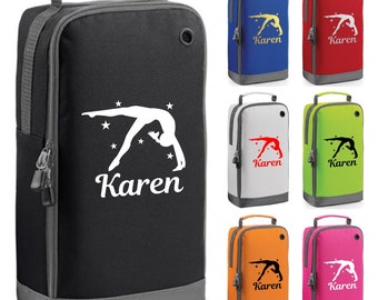 Peut inclure: Sac à chaussures de gymnastique noir et gris avec un motif de gymnaste blanc et le nom "Karen". Sacs supplémentaires en bleu, rouge, blanc, vert, orange et rose avec des graphiques et des noms assortis. Avec une poignée et une fermeture éclair.