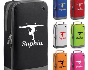 Peut inclure: Un ensemble de 6 sacs à chaussures de sport de différentes couleurs, chacun avec une silhouette de gymnaste et le nom "Sophia".