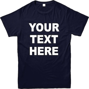K&ouml;nnte beinhalten: Marineblaues T-Shirt mit dem wei&szlig;en Text "YOUR TEXT HERE" auf der Vorderseite. Das T-Shirt mit Rundhalsausschnitt ist f&uuml;r die Individualisierung konzipiert. Das Bild zeigt die Vorderseite des Kleidungsst&uuml;cks.