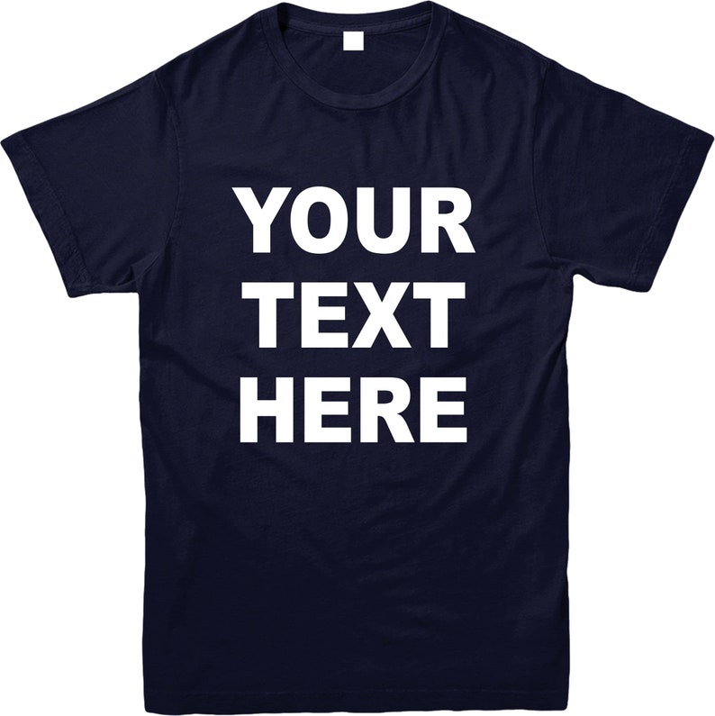 K&ouml;nnte beinhalten: Marineblaues T-Shirt mit dem wei&szlig;en Text "YOUR TEXT HERE" auf der Vorderseite. Das T-Shirt mit Rundhalsausschnitt ist f&uuml;r die Individualisierung konzipiert. Das Bild zeigt die Vorderseite des Kleidungsst&uuml;cks.