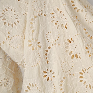 Beige blommigt broderat bomullstyg med öppet mönster, texturerat för kuddar, linne, bröllop, gör-det-själv-tillbehör, 128 cm brett – säljs per meter