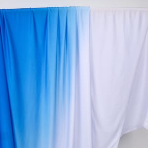 Tela de spandex degradada de azul marino a blanco, dos tonos, ideal para atuendos de escenario, tops de yoga, pantalones y proyectos de costura DIY. 58" de ancho – Se vende cortada a medida.