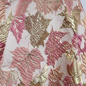 Gold und Rosa Ahornblätter geknittert Jacquard Stoff für Schneiderei 58 "breit - verkaufte Bulk-Lager