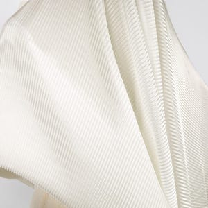 Tela clásica plisada brillante color marfil para forros, superposición sobre satén o detalles de velos de novia, decoración nupcial. 155 cm de ancho (se vende cortada a medida).