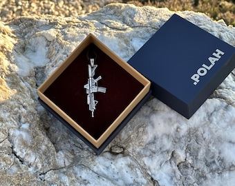 Silver gun pendant — Assault rifle