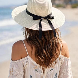 Ladies Chic Broad Brim Beach Hat - Foldable Sun Hat with Bowknot, Ideal for Hen Dos and Honeymoon, Summer Accessory, Beach Day, Straw Hat