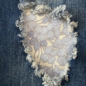 Stretch Hellblau Blumen Jeans Patch, einfach anzuwenden, um Löcher, Risse, perfekt für Knie-Bereiche zu reparieren, dies ist ein Aufbügeln auf Stoff Patch