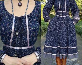 Vestido midi estilo pradera calicó azul marino intenso con cordón ajustable de Gunne Sax, años 70