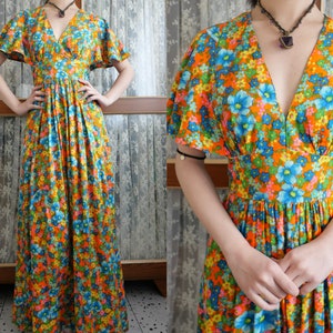 1970s Hippie Style Maxikleid mit Trompetenärmeln, Blumenmuster