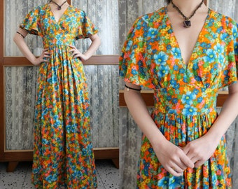 Sukienka maxi w stylu hippie z lat 70. z dzwonkowatymi rękawami w kolorze pomarańczowym i kwiatowym nadrukiem
