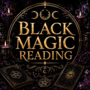 Op de afbeelding: Een cirkelvormig embleem met gouden tekst BLACK MAGIC READING en een drievoudig maansymbool erboven. Het ontwerp is omringd door zwarte kaarsen, twee donkere boeken met gouden pentagram- en oogillustraties en paarse kristallen.