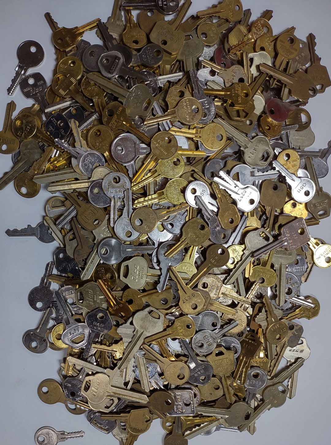 Lot of 25 Vintage Key Assortment for Mixed Media Assemblage, Sculpture ...