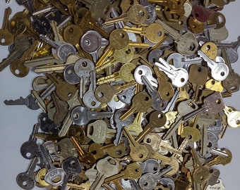 Lot of 25 Vintage Key Assortment For Mixed Media Assemblage, Sculpture, Jewelry, Assorted Crafting