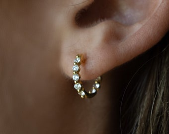 Pendientes de aro pequeños CZ, pendientes Huggie de diamantes, pendientes minimalistas perfectos para ella, joyería nupcial, pendientes nupciales, joyería de boda